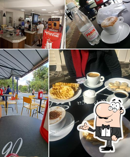 Sente em uma das mesas no Café da Praça