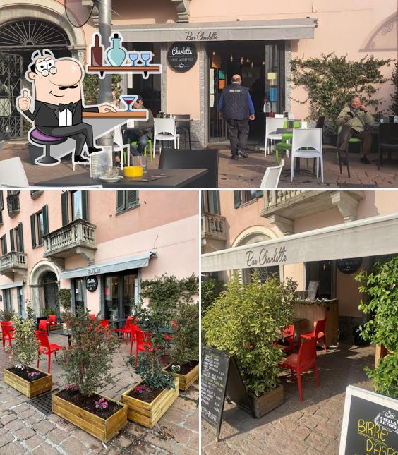 Siediti a un tavolo di Bar Charlotte