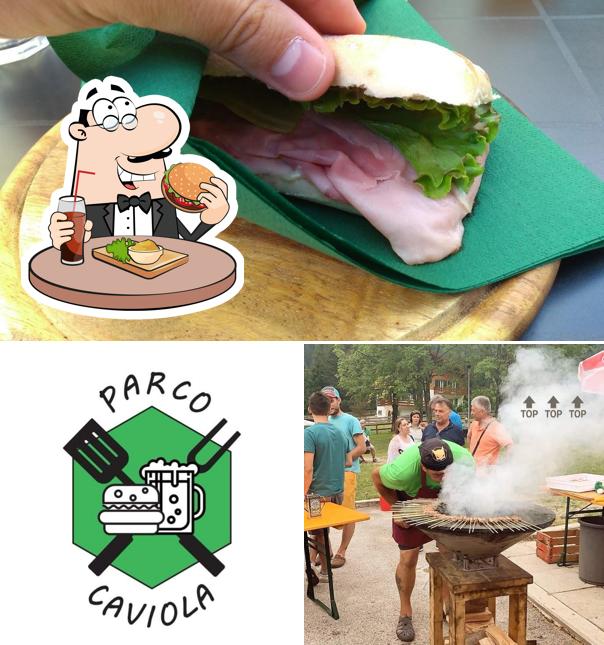 Ordina un hamburger a Parco di Caviola BAR PANINOTECA & BBQ