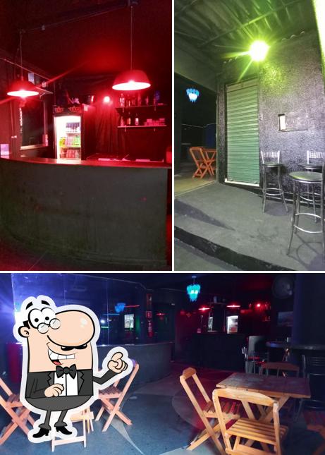 Sente em uma das mesas no LUNA LOUNGE CLUB