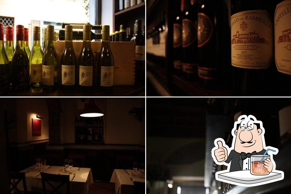 La bevanda e interni del ristorante