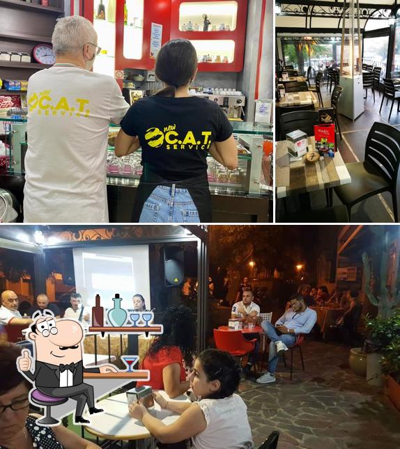 Dai un'occhiata agli interni di Nadir Cafè