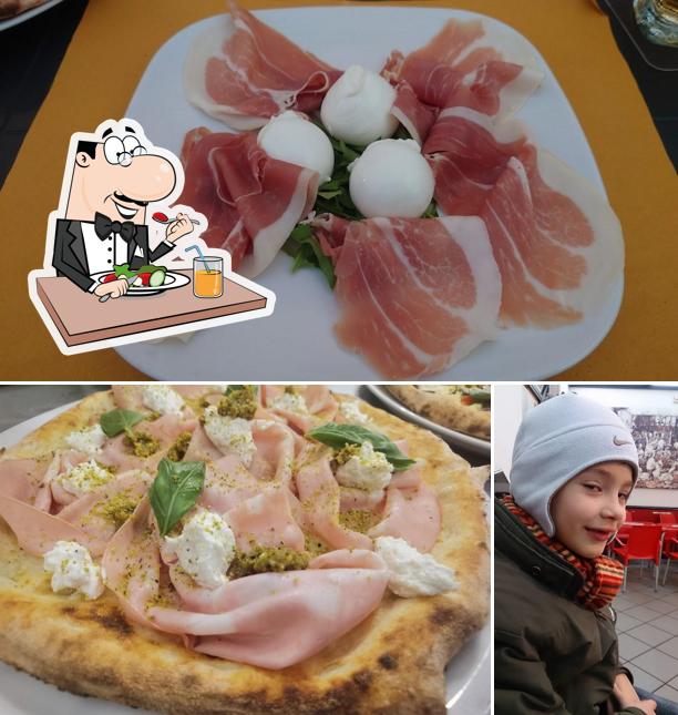 La immagine di cibo e interni da Pizzeria Rosticceria Motiè