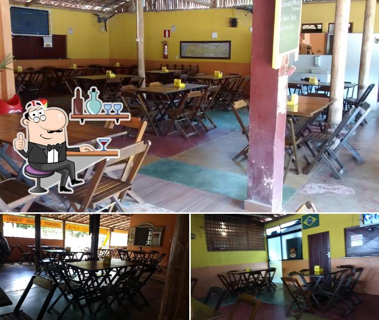 Sente em uma das mesas no Restaurante e Peixaria 100 Miseria