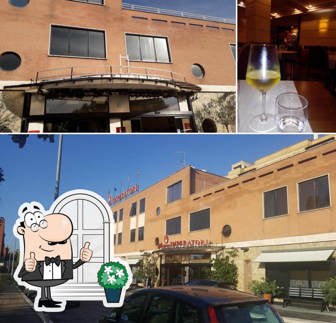 Questa è la foto che presenta la esterno e tavolo da pranzo di Hotel Imperatori