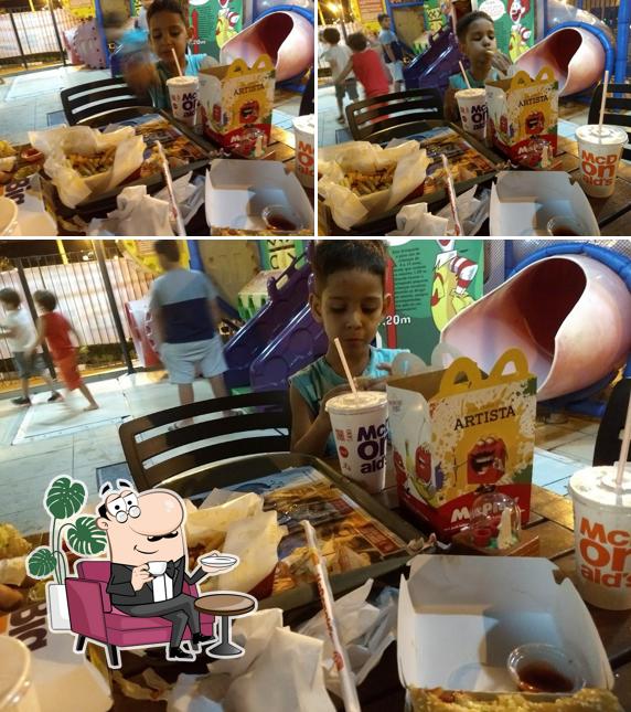 Sente em uma das mesas no McDonald's