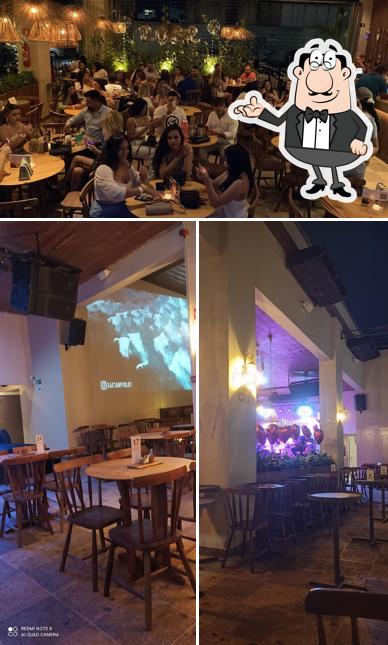 Sente em uma das mesas no O Buteco