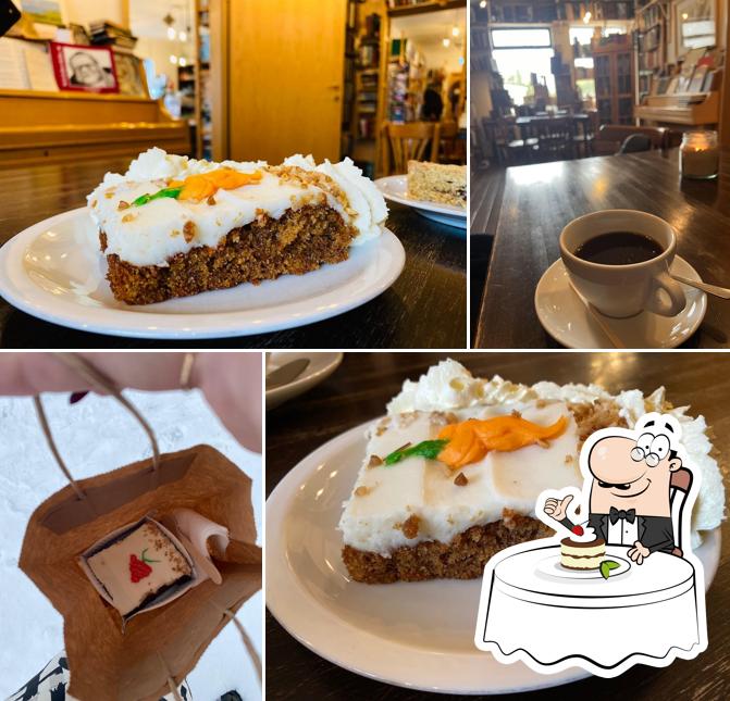 Bókakaffið - Books & Coffee sert une éventail de desserts