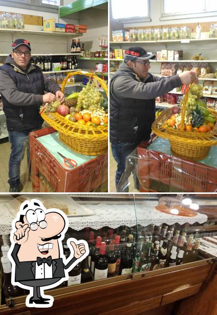 Dai un'occhiata agli interni di Saloon Bar