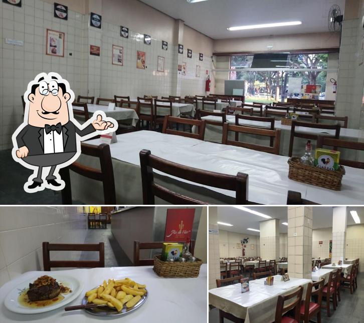 Sente em uma das mesas no Rei do Filet