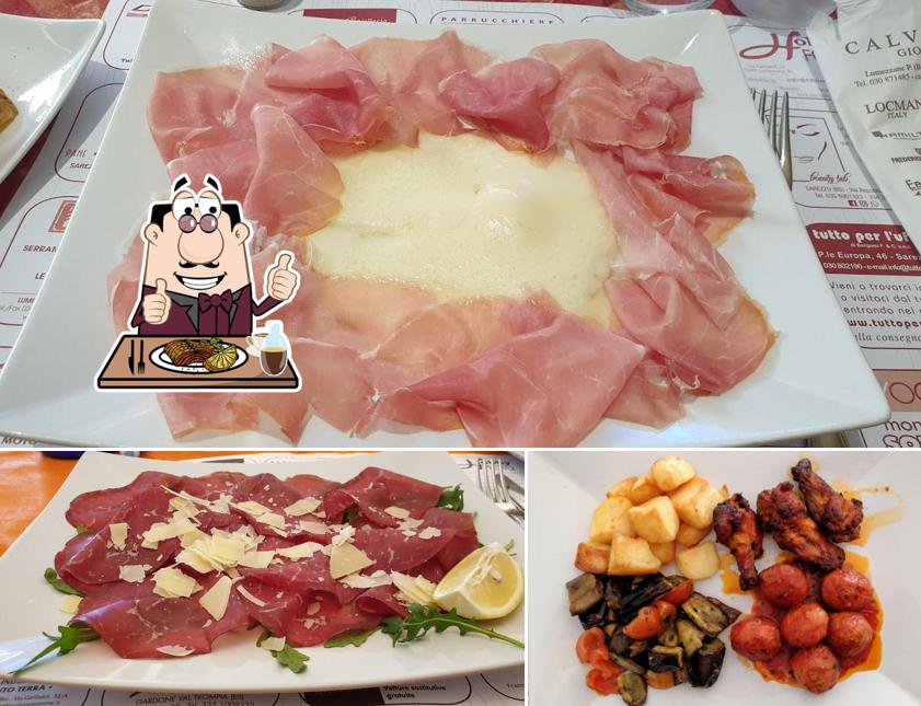 Ordina i un pasto a base di carne a Snack Bar Manhattan