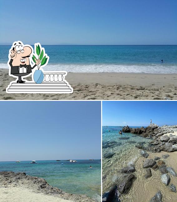Goditi la vista dagli esterni di Beach Bar Grotticelle