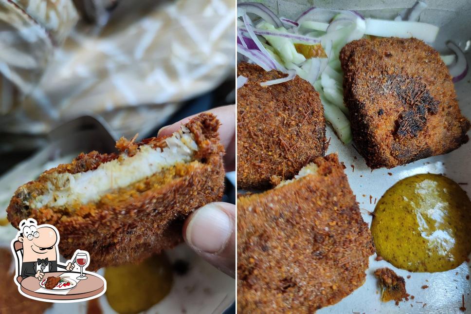 Get meat dishes at Apanjan, the original Kalighat fish fry