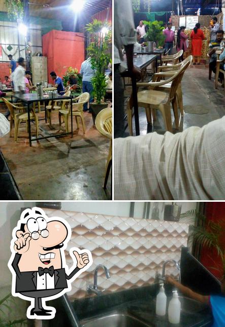 The interior of Tigaonkar Zunka Bhakar Center.पाहुणचार तिगावकरांचा