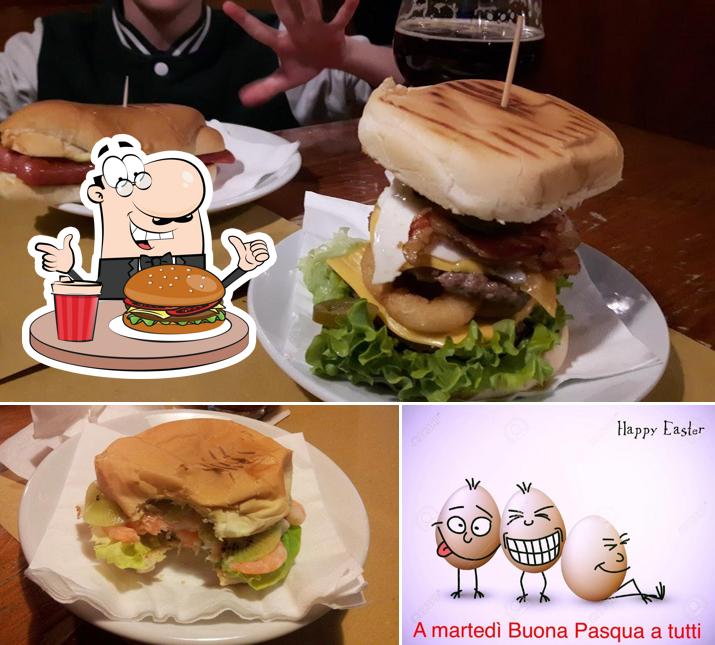 Ordina un hamburger a Beppe's Snack