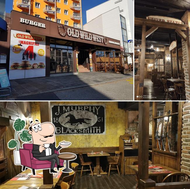 Siediti a un tavolo di Old Wild West