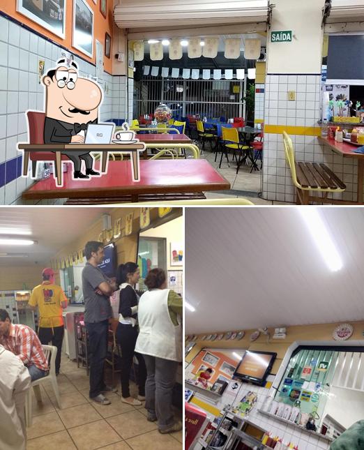 Sente em uma das mesas no Lanchonete Good´s Lanches- Limeira