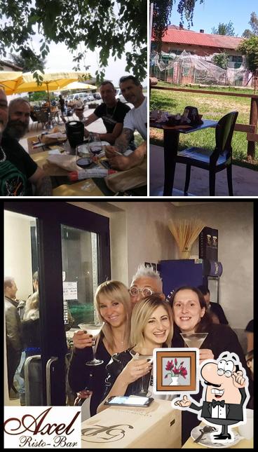 La interni e bancone da bar del ristorante