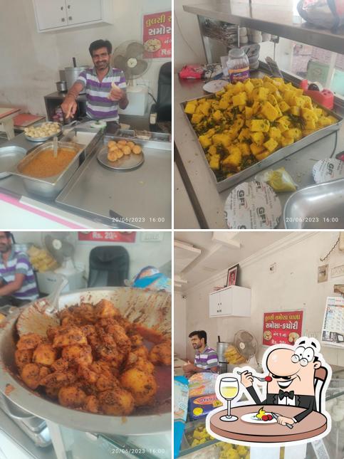 Food at Tulsi Samosawala