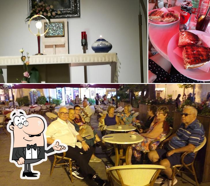 La foto della interni e bevanda di Il gatto bianco