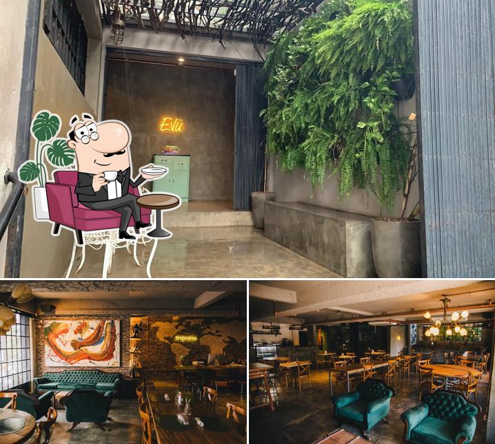 Sente em uma das mesas no Evü Café & Co