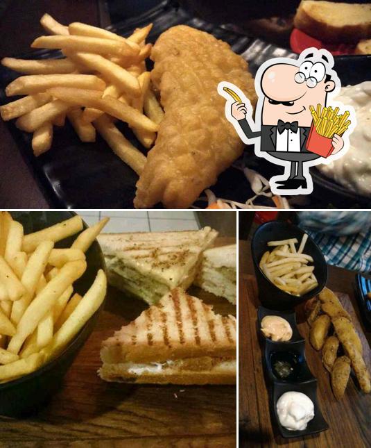 Aufside @ Hotfut serves French fries