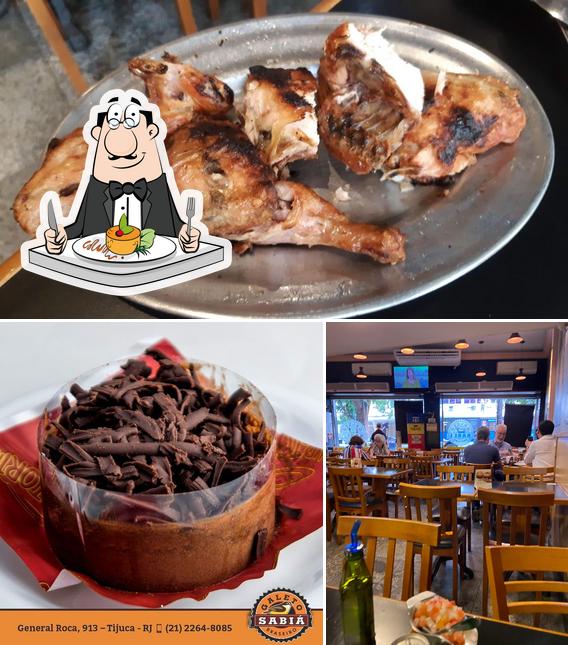 A imagem da comida e interior no Galeto Sabiá Braseiro