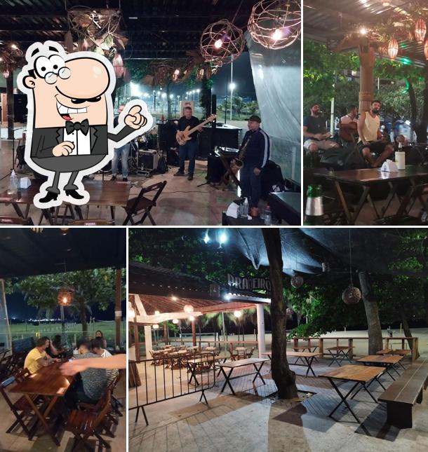 Sente em uma das mesas no Bar Canto da Praia