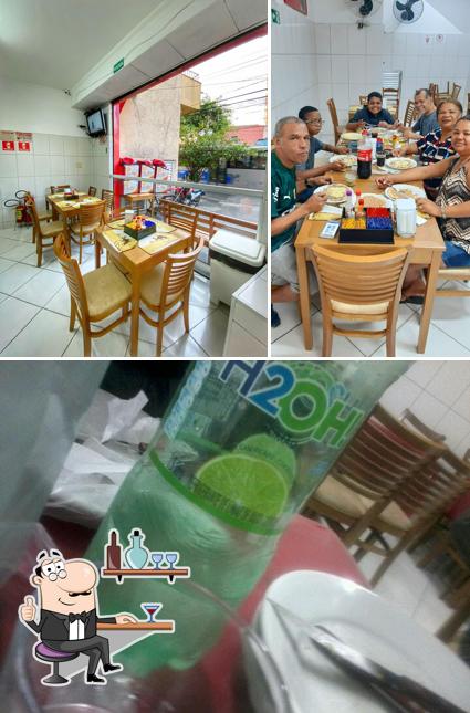 A ilustração do Nasser Esfihas Tucuruvi’s interior e bebida