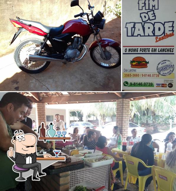 Sente em uma das mesas no Fim de Tarde Lanches