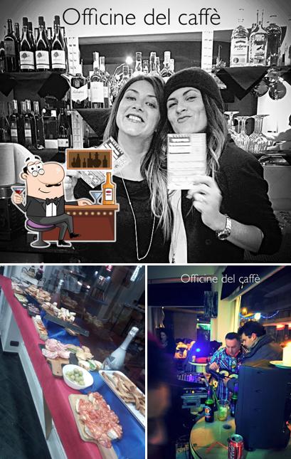 La immagine della bancone da bar e cibo di Officine del Caffè