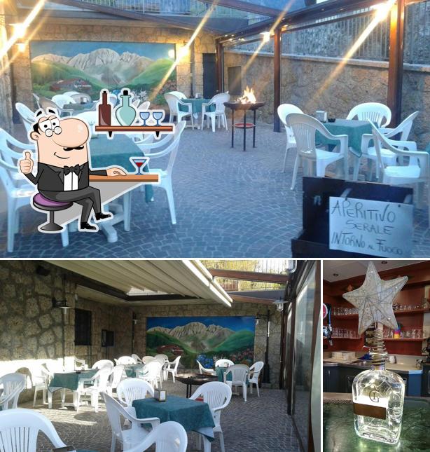 Siediti a un tavolo di Bar millennium