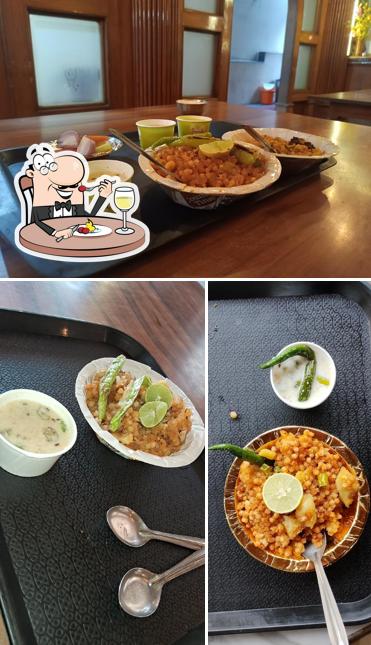 Food at Dwarakamai Khaugalli