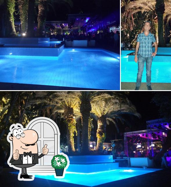Puoi goderti l'aria fresca da seduto all'esterno di Banacher Discoteca