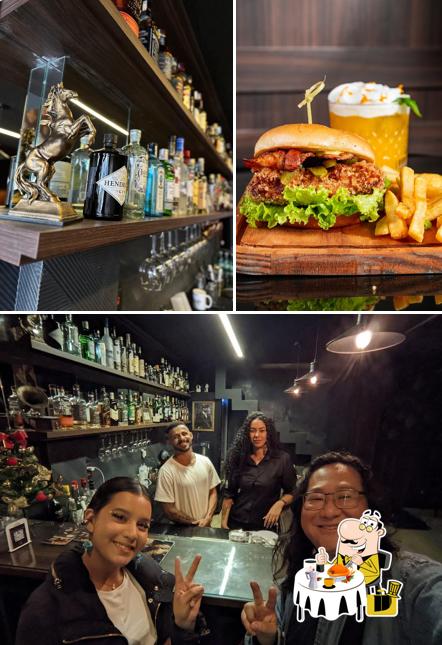 A imagem do London 1920 Gastropub Bar em Macaé Coquetéis e Comida Internacional’s comida e bebida