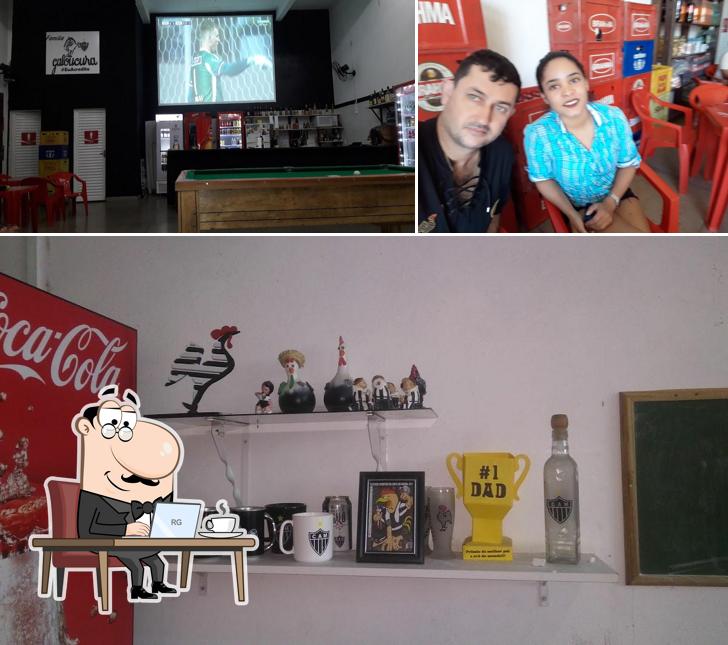 Sente em uma das mesas no Bar do Faria