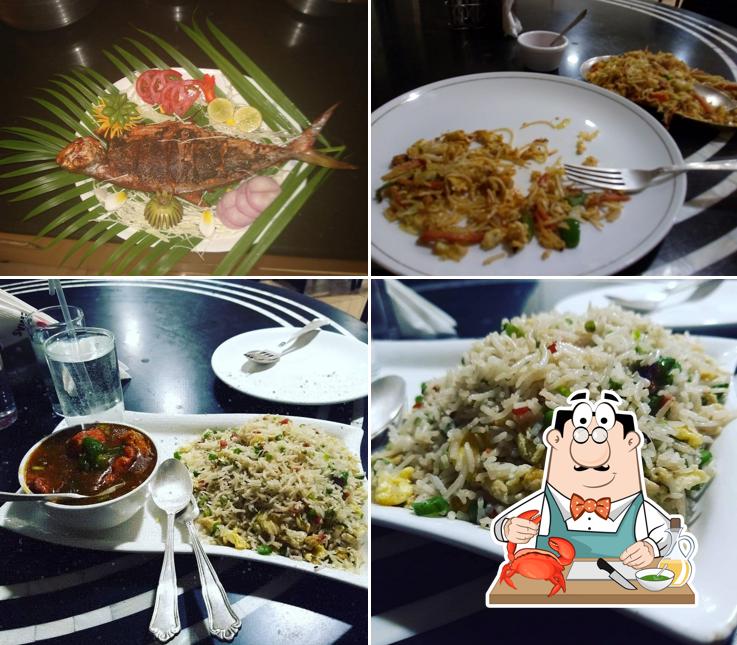 Try out seafood at Hoye Jak Cafe