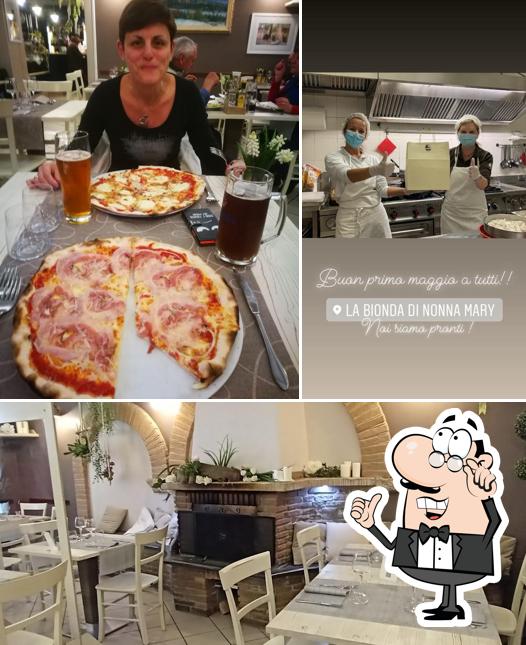 La immagine della interni e tavolo da pranzo di LA BIONDA DI NONNA MARY