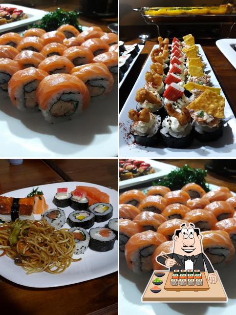 Rolos de sushi são disponibilizados no D'Gust Sushi Restaurante - Chefe Gustavo Jerônimo