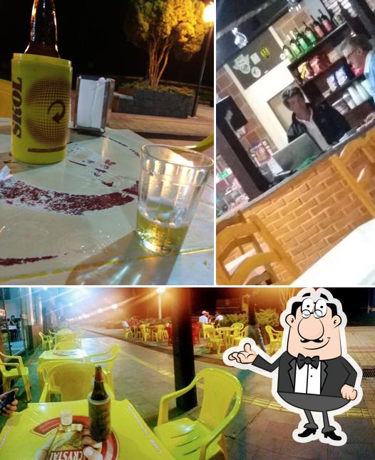 Esta é a ilustração ilustrando interior e cerveja no Emporio Lanches