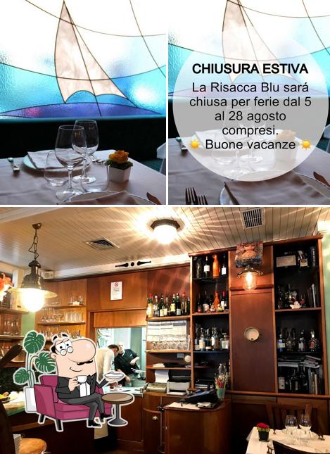 Questa è la immagine che presenta la interni e bancone da bar di La Risacca Blu
