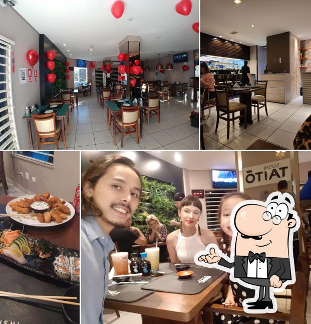 Sente em uma das mesas no Sushi Taitõ