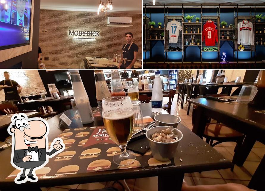 Dai un'occhiata agli interni di Moby Dick Burger Club