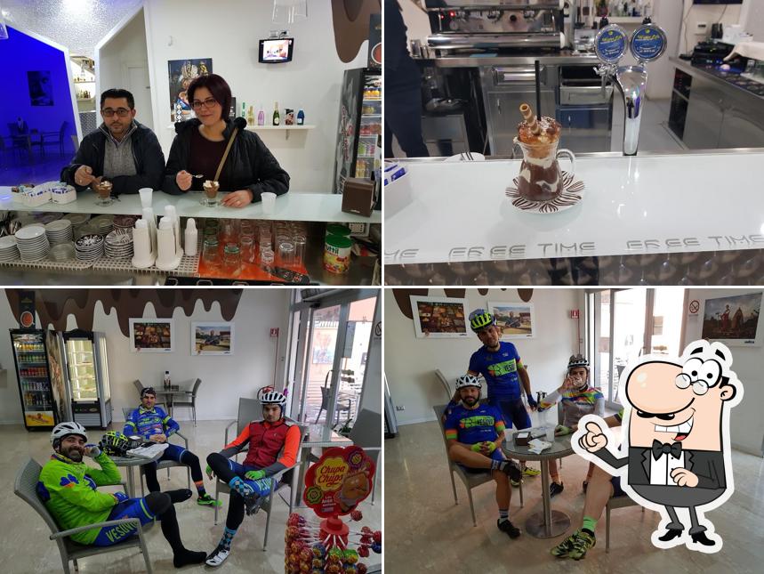 Siediti a un tavolo di Free Time Bar