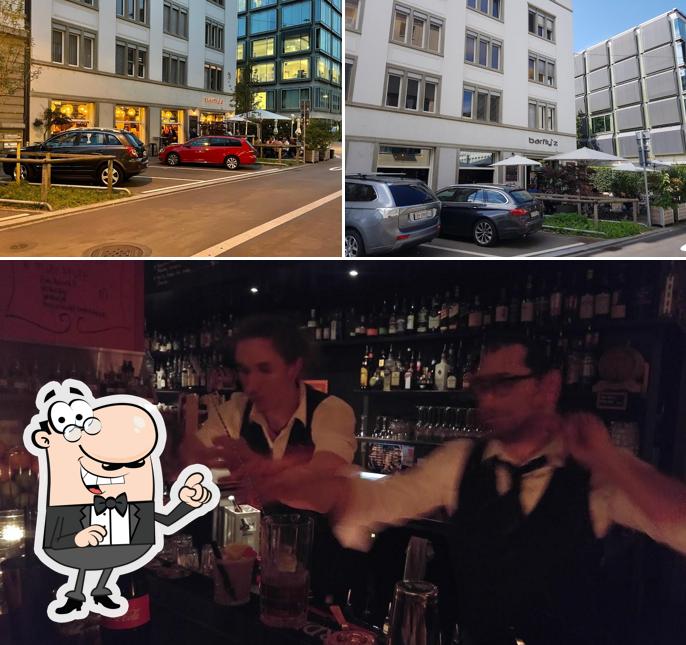 Dai un’occhiata alla immagine che mostra la esterno e interni di Barfly’z