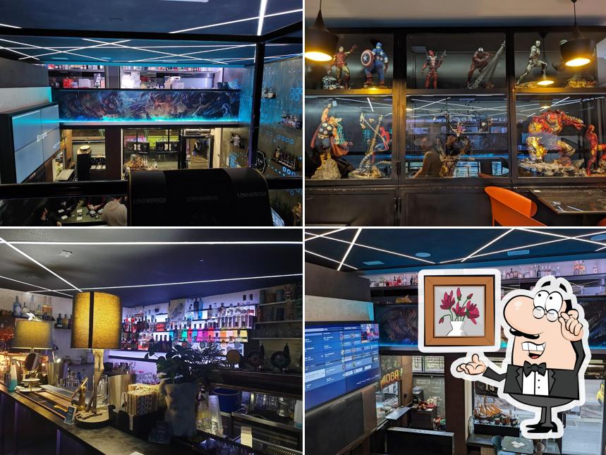 Siediti a un tavolo di MOBA Bar