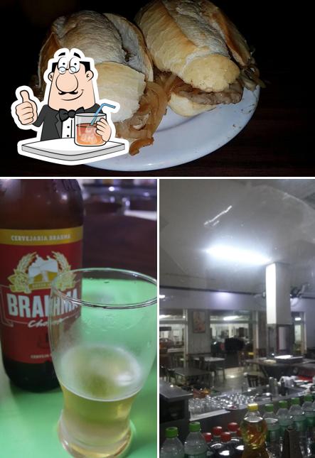 Entre diferentes coisas, bebida e comida podem ser encontrados no Celso Lanches