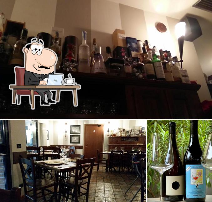La foto di interni e bevanda da Ristorante La Fricca