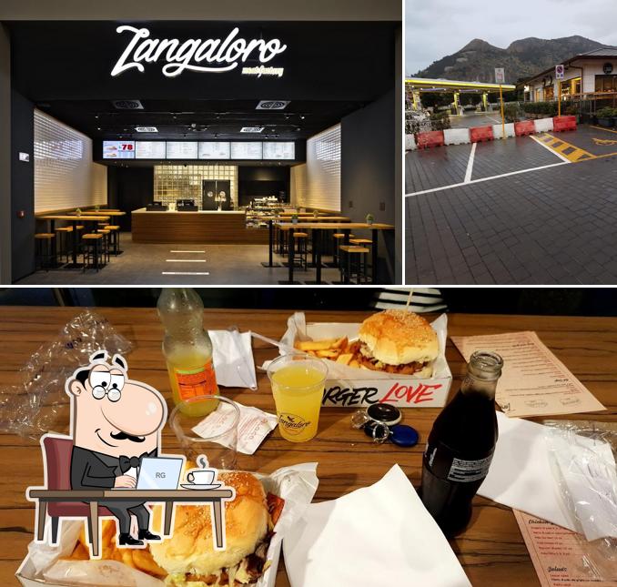 Siediti a un tavolo di Zangaloro Meat Factory