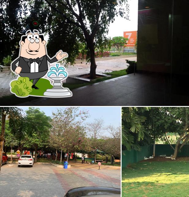 The exterior of 7 Highway Food n fun stop